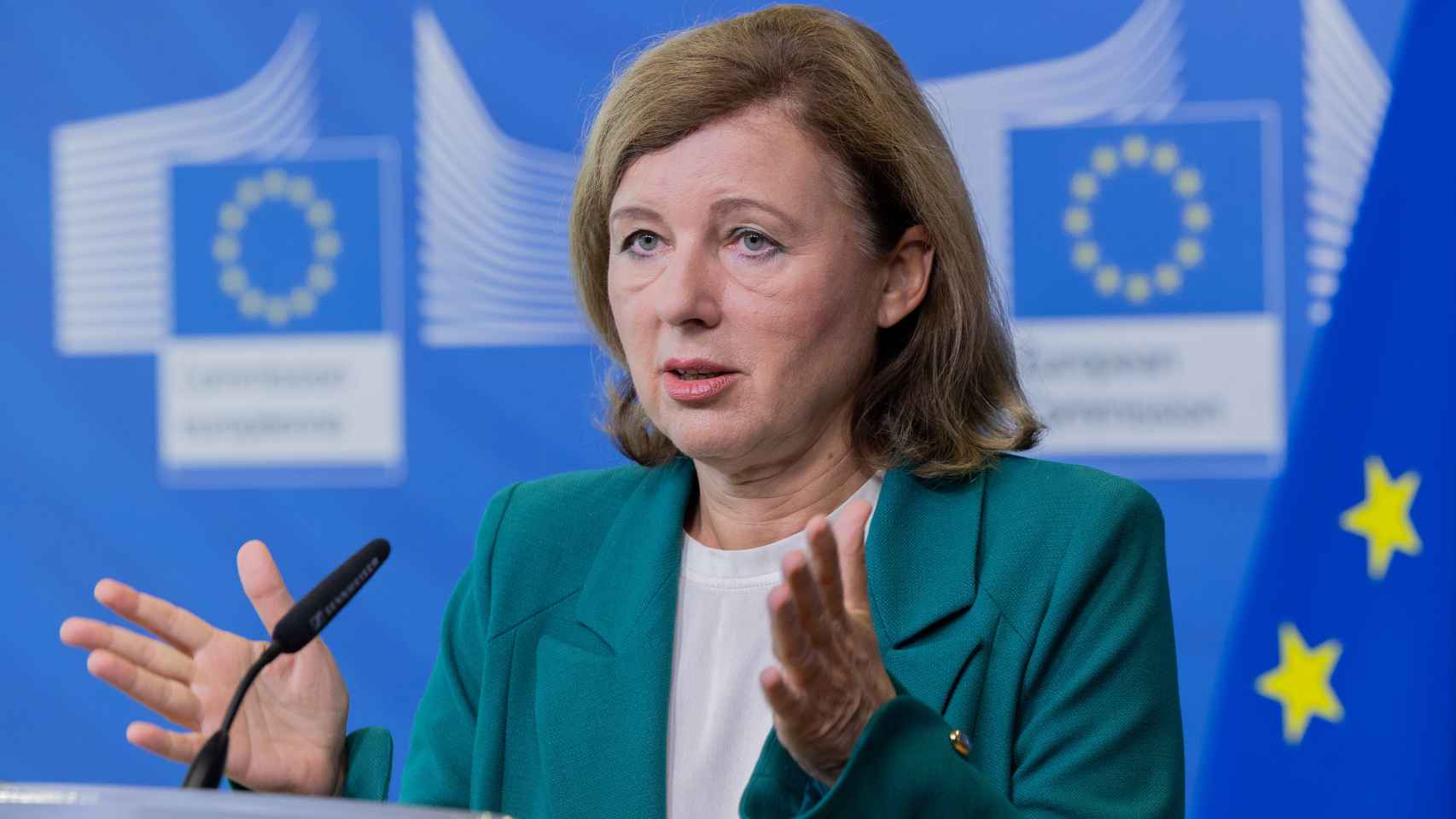 La vicepresidenta de la Comisión, Vera Jourova, asegura que las elecciones en Eslovaquia son una prueba de fuego
