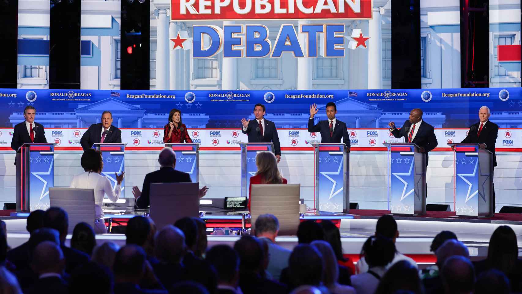 Los candidatos republicanos a la presidencia de Estados Unidos participan en su segundo debate de la campaña presidencial estadounidense de 2024 en Simi Valley, California.