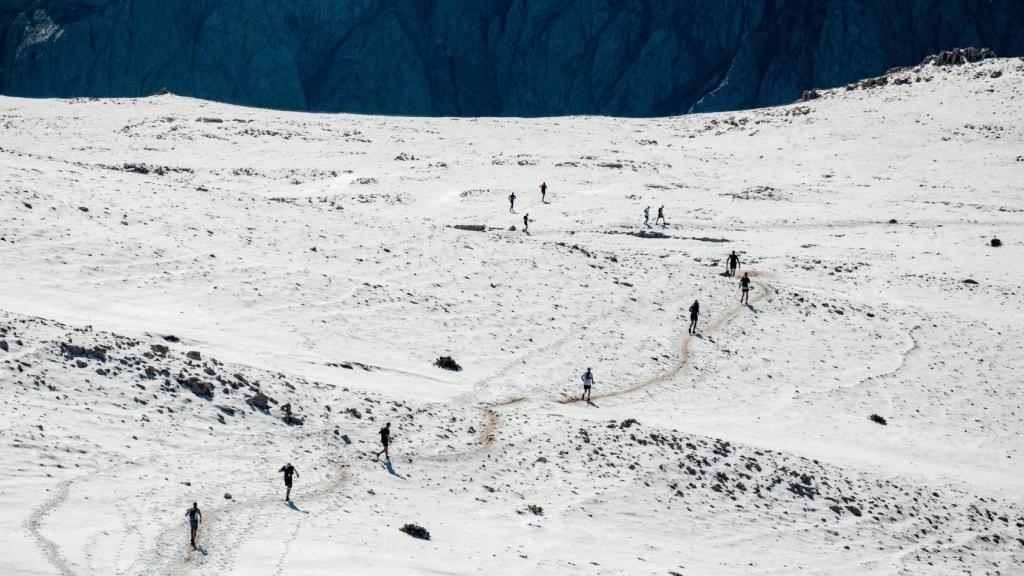 Los corredores, por una ladera nevada.