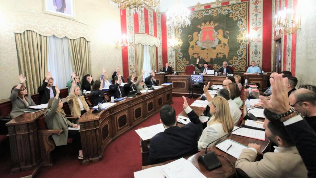 Votación en el pleno del ayuntamiento de Alicante.