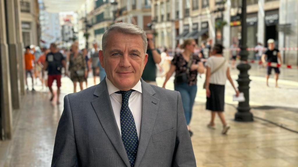 Rafael Romero posa en la calle Larios.