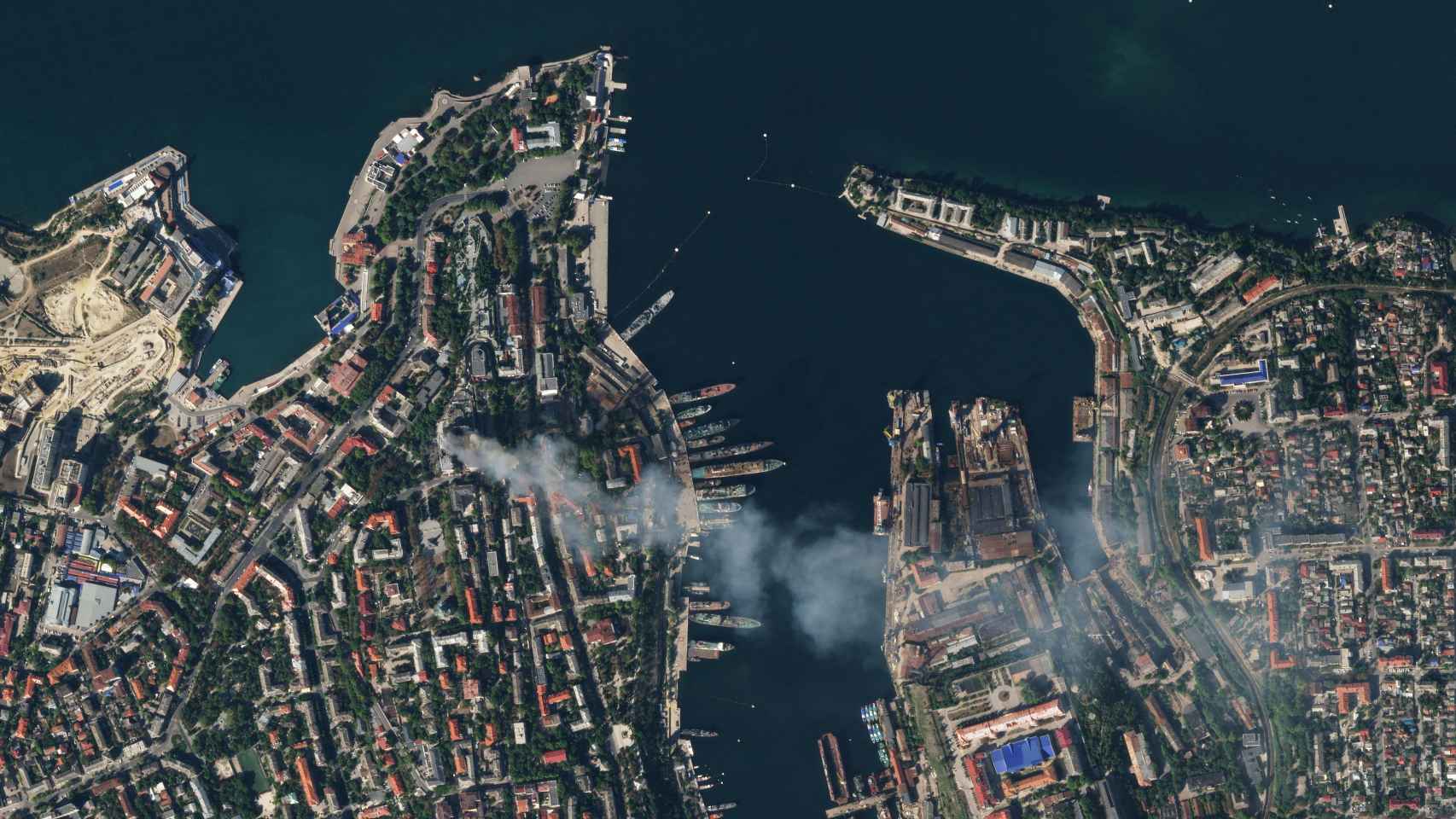 Imagen satélite muestra humo saliendo de un cuartel general de la Armada rusa del Mar Negro después de un ataque con misiles.