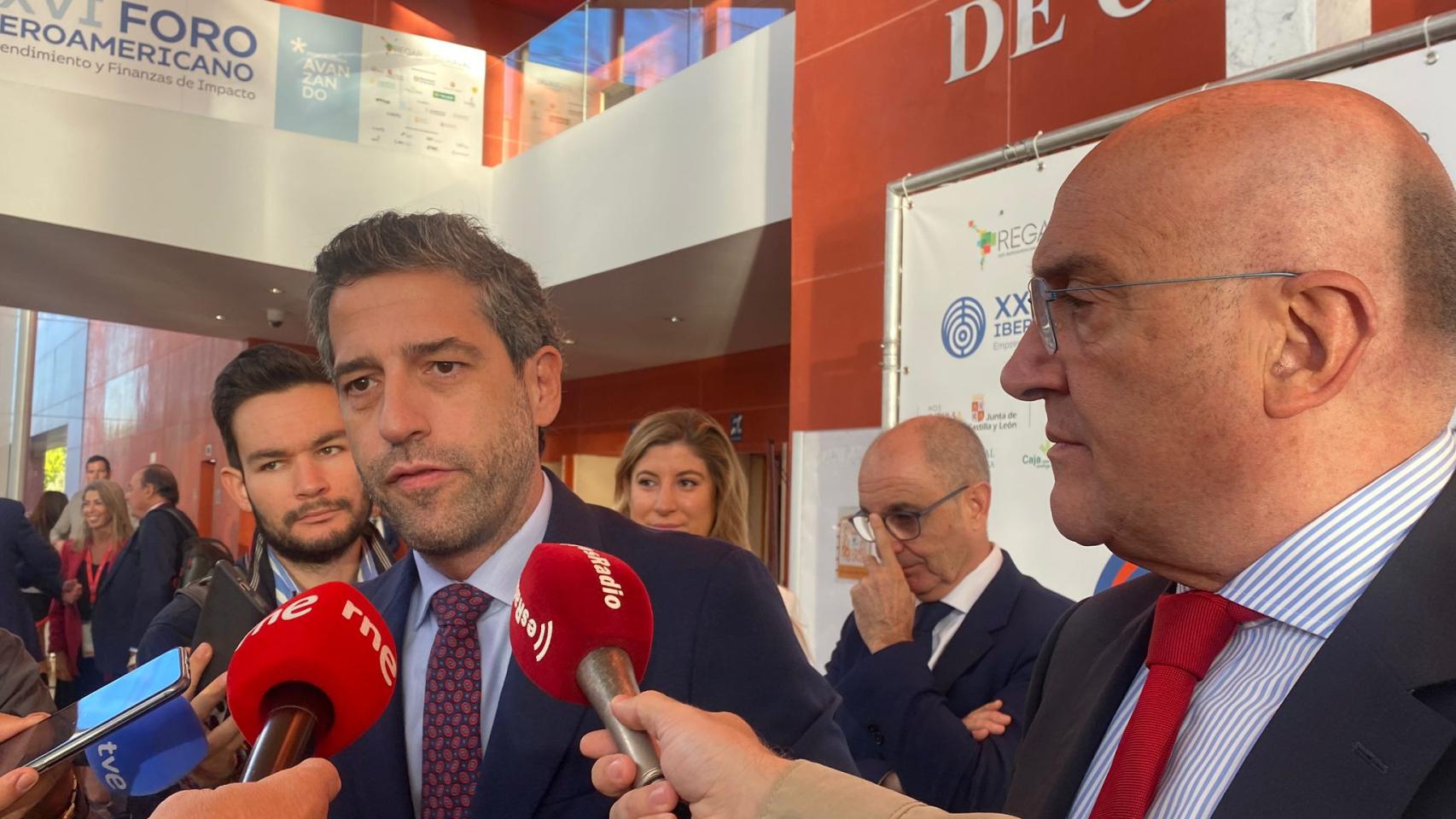 El presidente de Iberaval, César Pontvianne, y el alcalde de Valladolid, Jesús Julio Carnero, en el Foro Iberoamericano