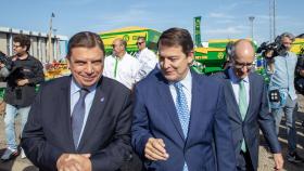 El presidente de la Junta de Castilla y León, Alfonso Fernández Mañueco, acompañado del Ministro de Agricultura, Pesca y Alimentación (Mapa), Luis Planas, en la Feria Salamaq