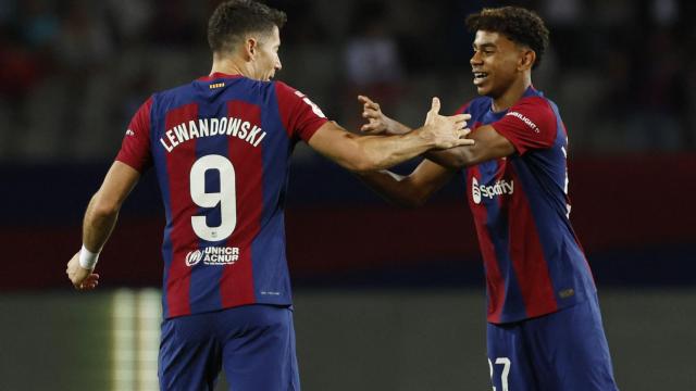 Robert Lewandowski y Lamine Yamal celebran un gol del FC Barcelona.