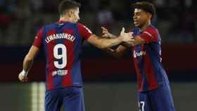 Robert Lewandowski y Lamine Yamal celebran un gol del FC Barcelona.