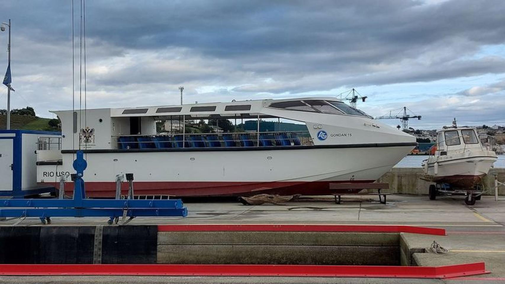 Barco de la Diputación de Toledo varado en Ribadeo (Lugo)