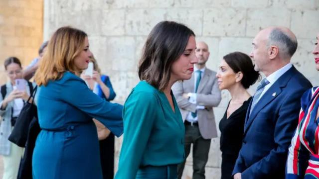 La ministra de Igualdad, Irene Montero, a su llegada a la Aljafería. Al fondo, la presidenta de las Cortes de Aragón, Marta Fernández.