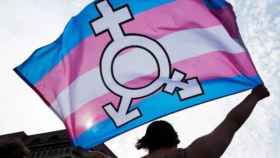 Imagen de archivo de un manifestante con una bandera trans.