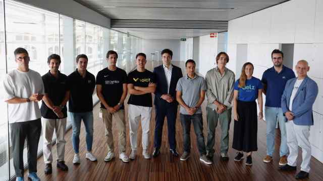 Pepe Peris y Ander Michelena (ambos en el centro), junto a las startups que han 'pitcheado' en el Investors' Day de Angels.