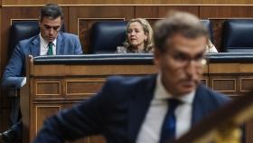 Pedro Sánchez y Nadia Calviño, en el Congreso. En primer plano, Alberto Núñez Feijóo, líder del Partido Popular.