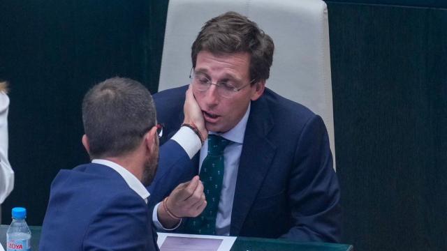 Momento en el que Daniel Viondi le toca la cara a Martínez-Almeida en el pleno de este jueves.