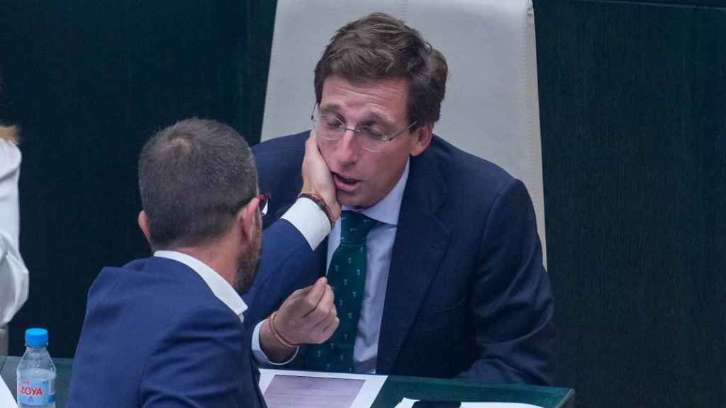 Momento en el que Daniel Viondi le toca la cara a Martínez-Almeida en el pleno de este jueves.