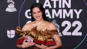 Rosalía con sus premios Grammy Latino