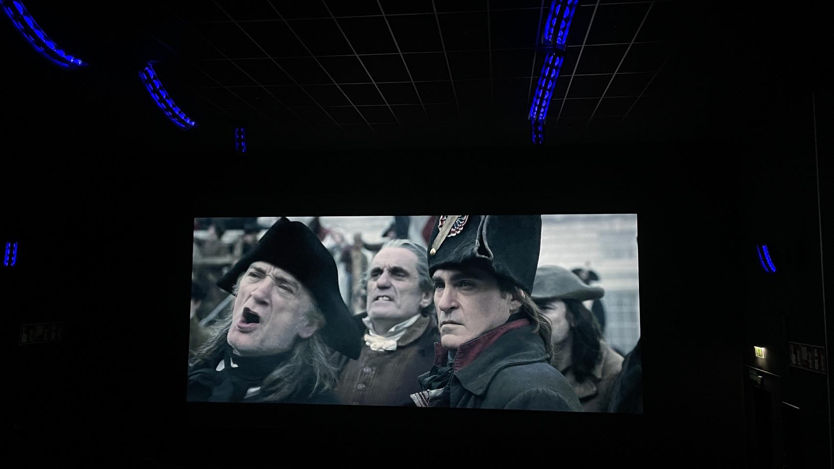 La pantalla de cine LED con la película Napoleón.