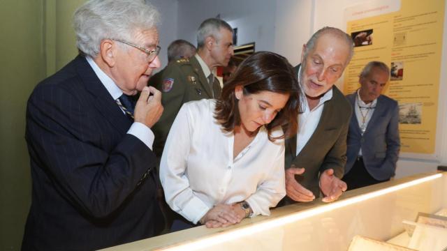 La alcaldesa visitó la exposición en A Coruña.