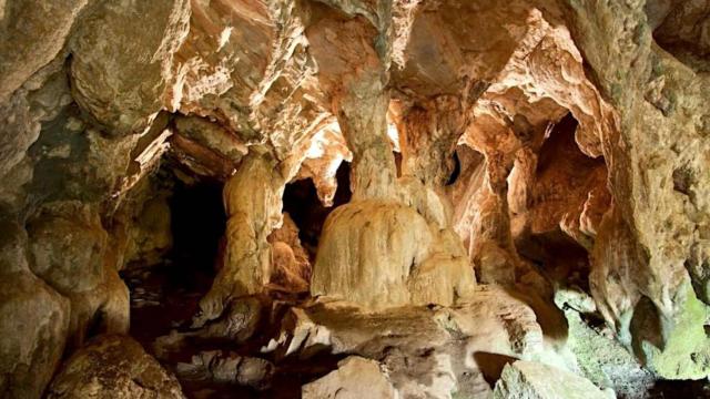 Interior de la Cova do Rei Cintolo, Mondoñedo.