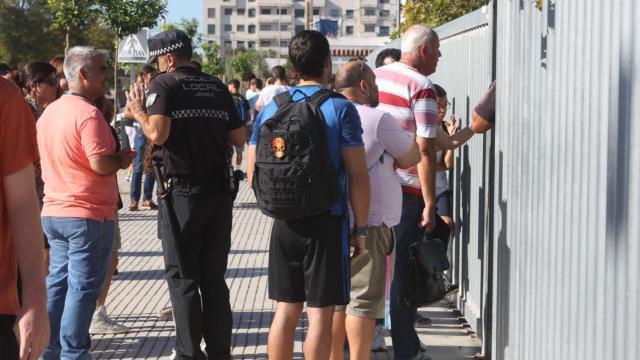 Padres de los alumnos recogen a sus hijos a las puertas del instituto, esta mañana.