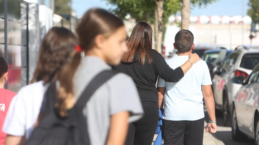 Imagen de uno de los menores saliendo del instituto de San José Obrero este lunes.