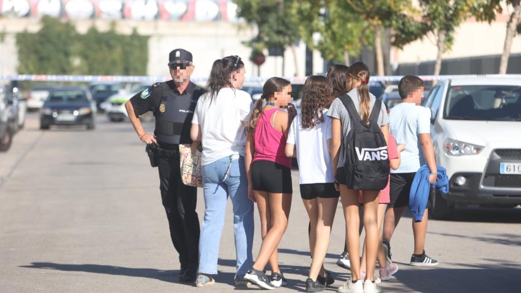 Imagen de archivo de alumnos entrando en un instituto en presencia de un agente de Policía.