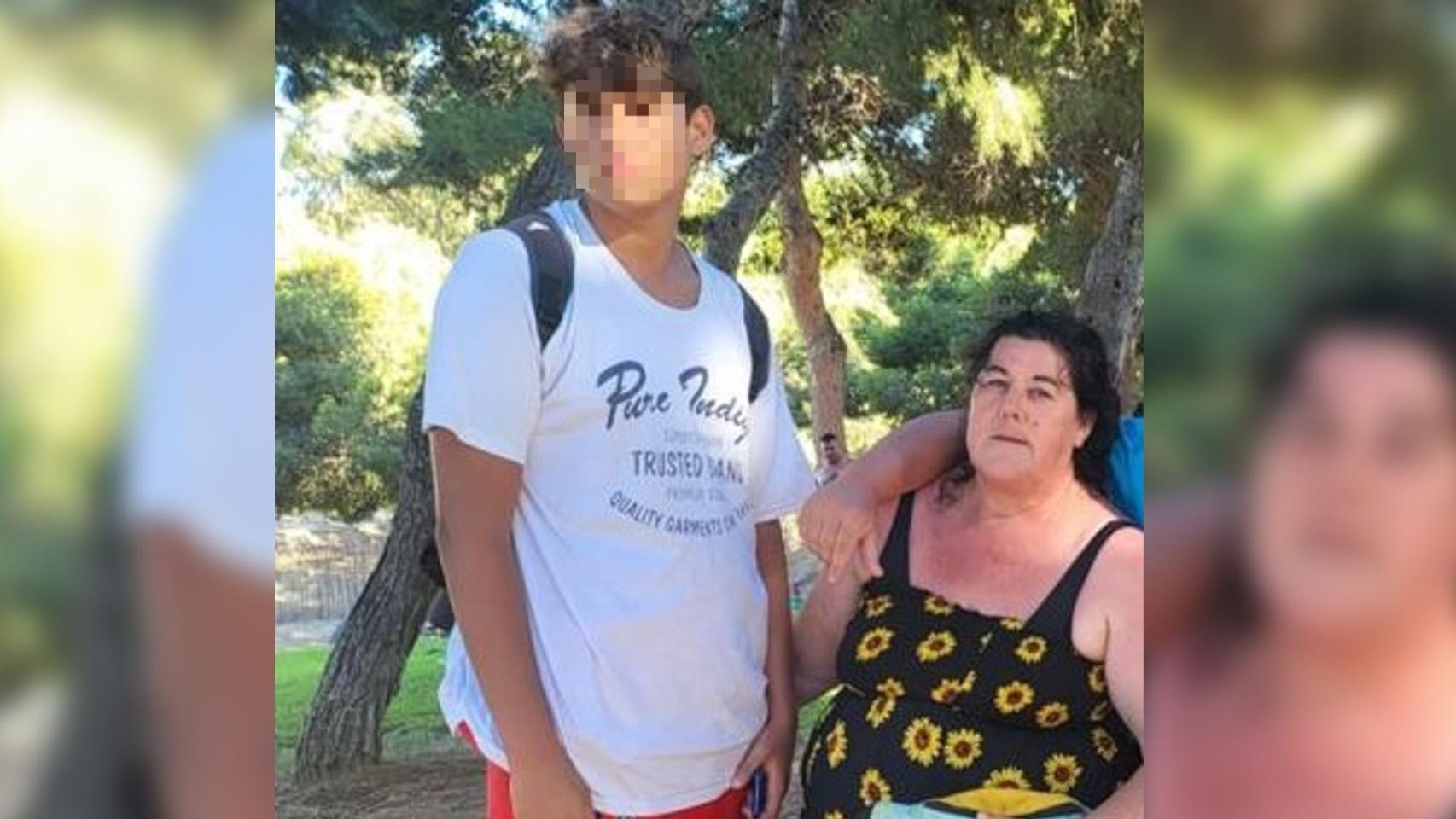 Isabel, en una imagen cedida por ella, junto a su hijo, David 'El Comino', investigado por el doble apuñalamiento de dos menores de edad.