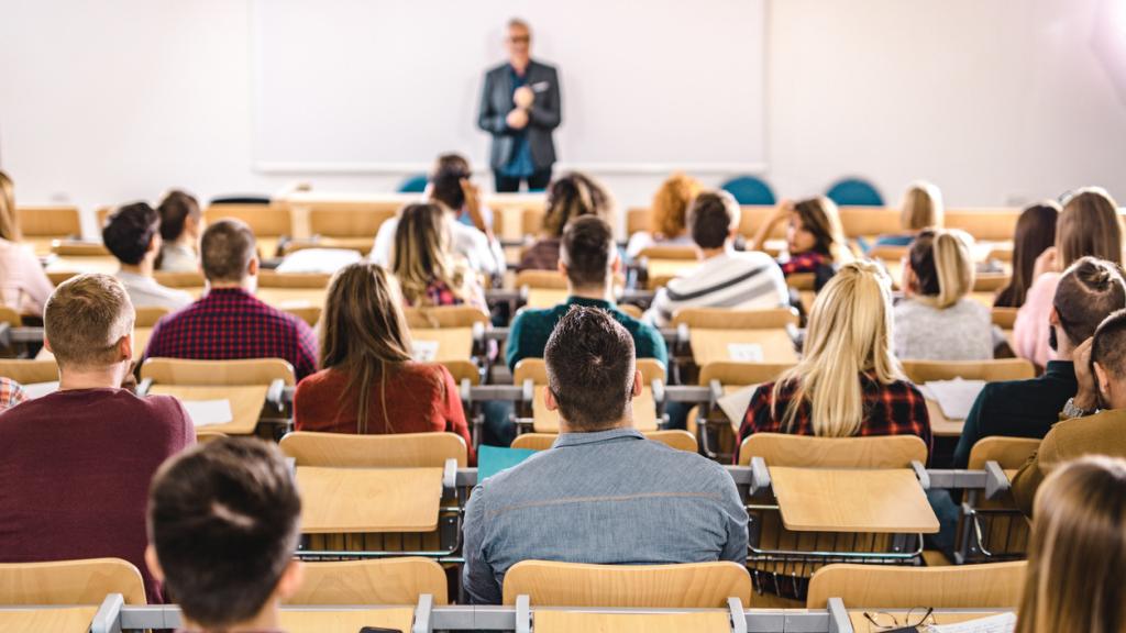 Imagen de archivo de un aula con estudiantes.