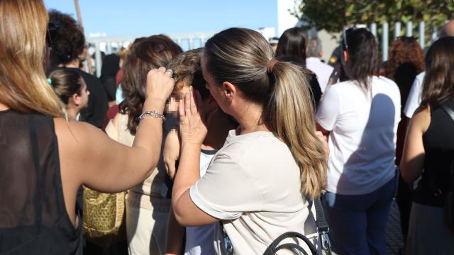 Los alumnos del Instituto de Educación Secundaria (IES) Elena García Armada de Jerez de la Frontera (Cádiz) salen del centro.