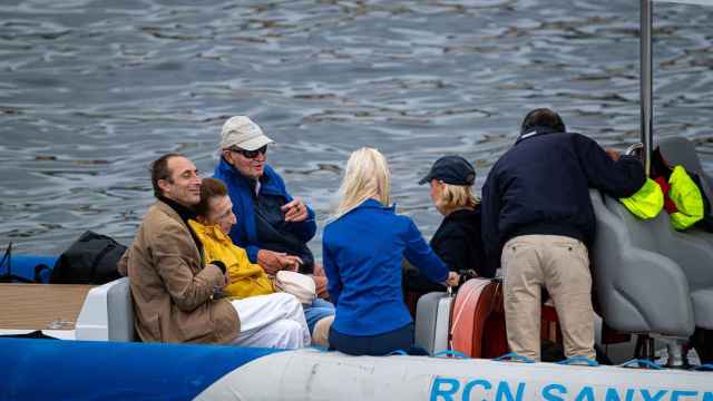 El rey emérito Juan Carlos I en la ría de Pontevedra acompañado de su hermana la infanta Margarita, a 28 de septiembre de 2023.