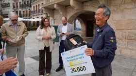 El japonés Kazuya Miyoshio, de 63 años, peregrino 20.000 del Albergue de Peregrinos Juan Manuel López Chaves.