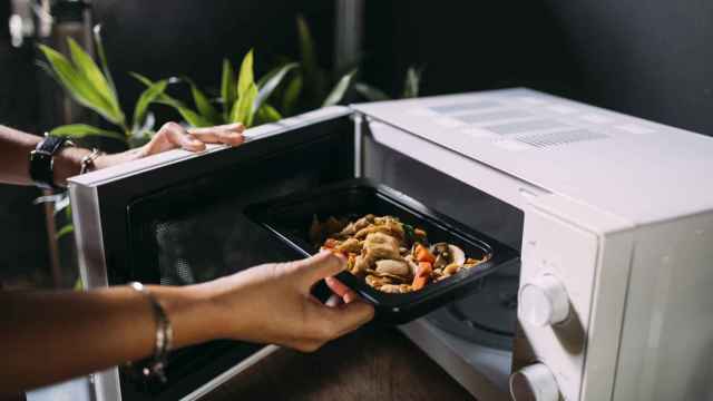 Descongelar los alimentos en el microondas es una alternativa al frigorífico