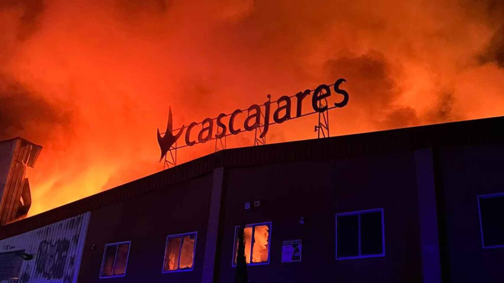 Las llamas devoraron la fábrica de Cascajares en Dueñas (Palencia)