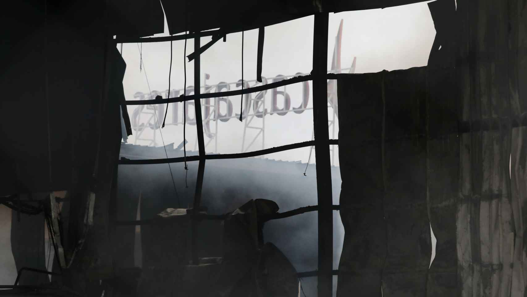 Imagen tomada tras el incendio en la que puede verse cómo sobrevivió al mismo el cartel con el logo de la empresa