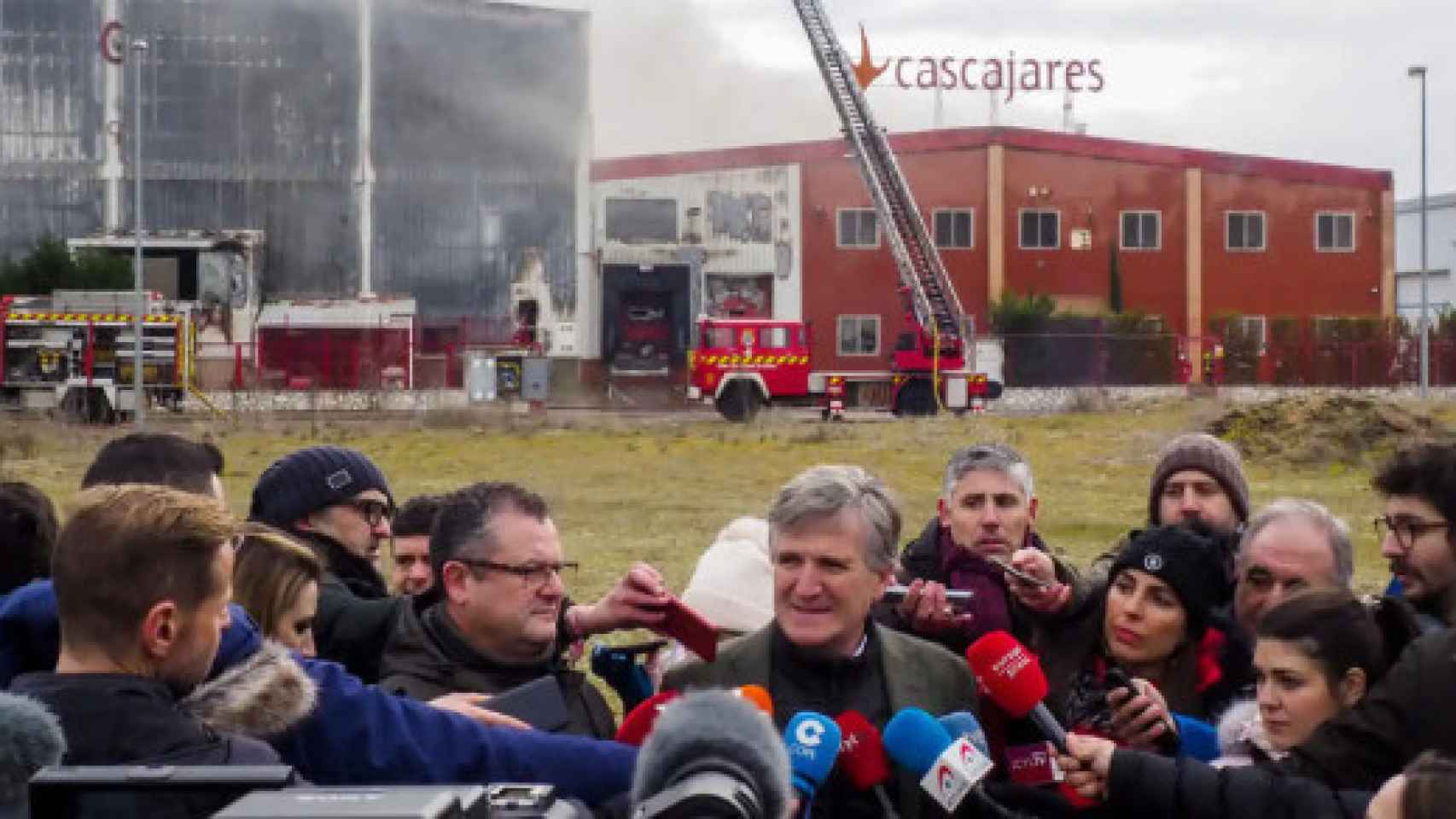Alfonso Jiménez atiende a los medios de comunicación a las pocas horas de producirse el incendio