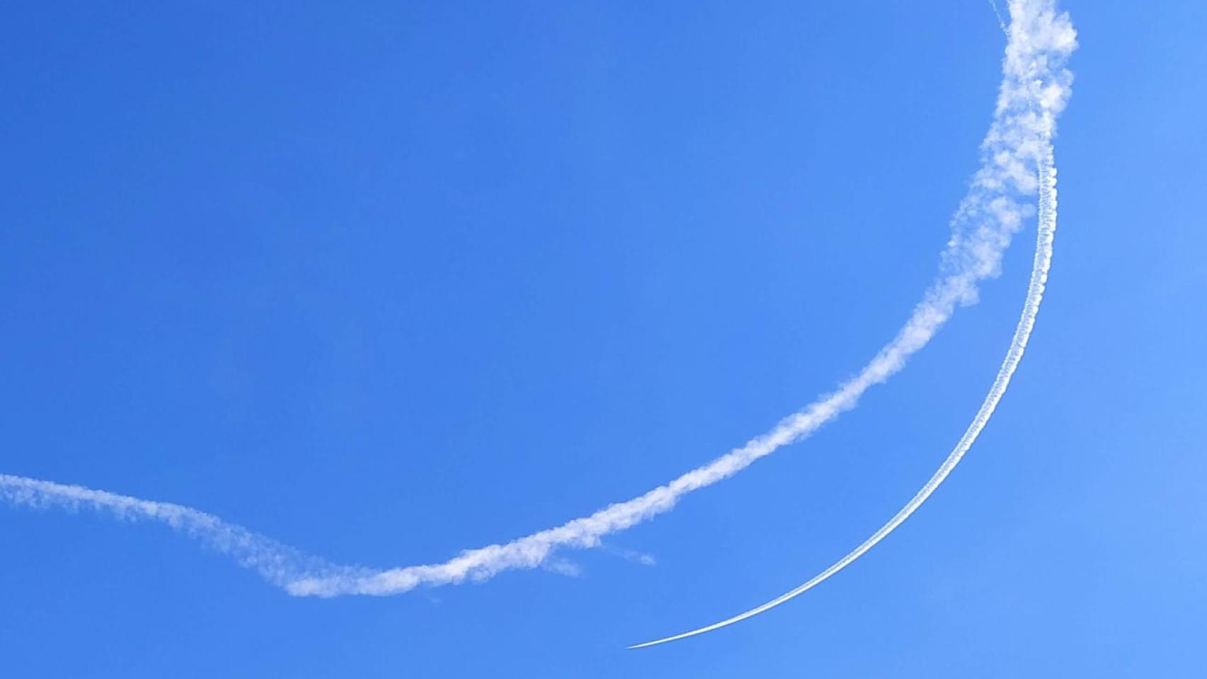 Imagen de un avión ruso sobrevolando Járkov. EE