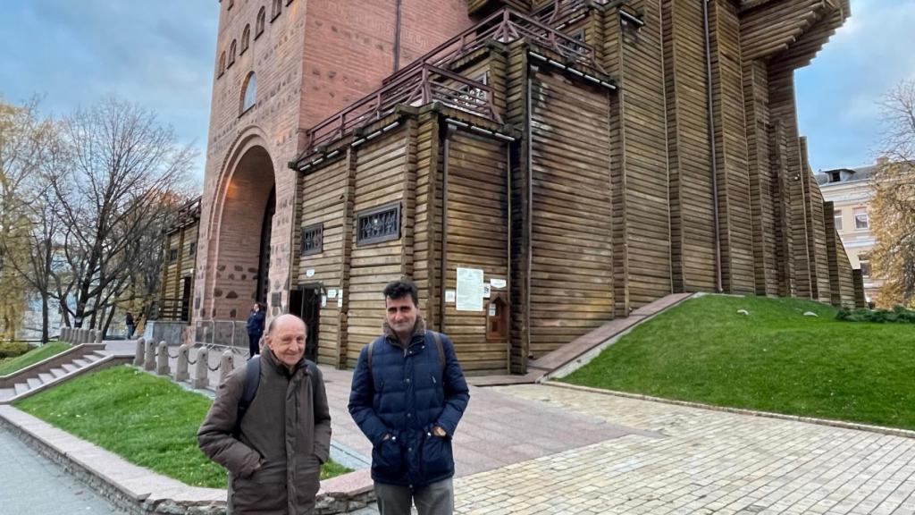 José Gabriel Antuñano e Ignacio García, delante de la Puerta de Oro de Kiev, durante la primera fase del proyecto, en otoño.