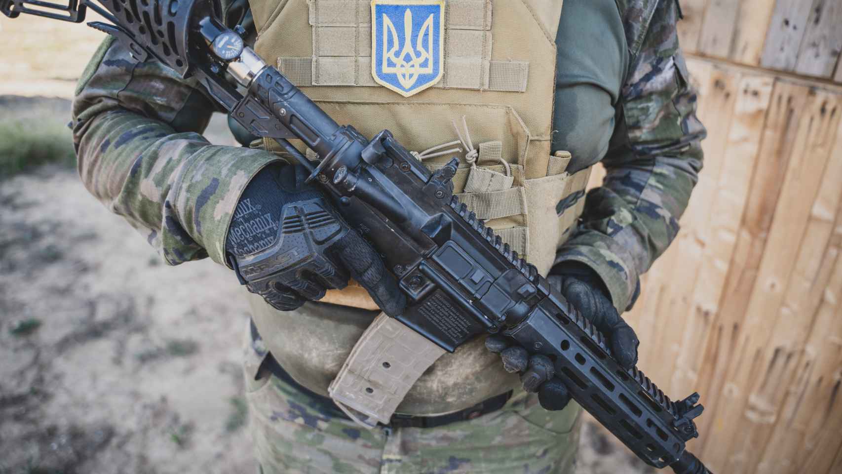 Uno de los alumnos posa con un parche de las fuerzas armadas ucranianas en en su portaplacas.