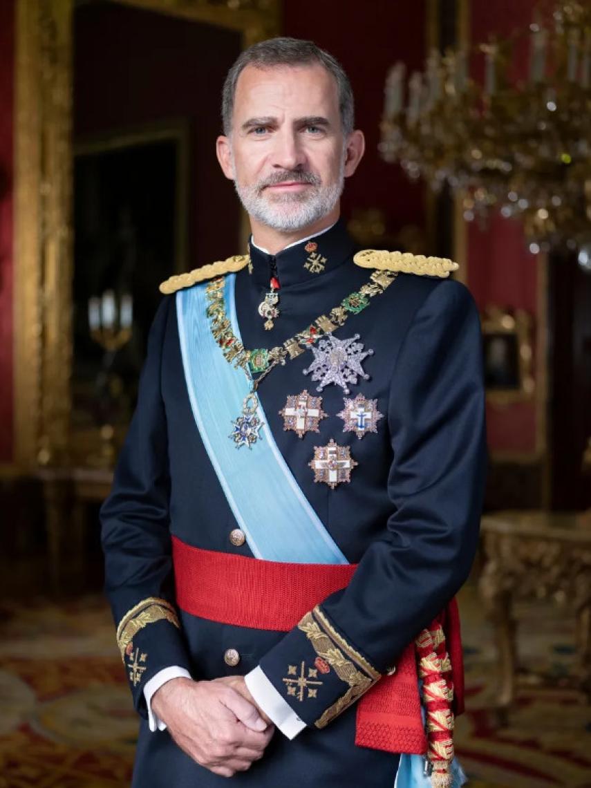 Felipe VI, posando con el Collar de la Orden de Carlos III, la condecoración que recibirá Leonor el 31 de octubre.