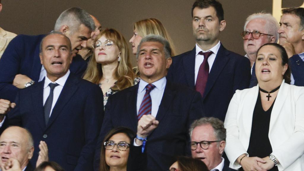 Joan Laporta, presidente del FC Barcelona, en el palco de Montjuic  sin la presencia de la directiva del Sevilla.