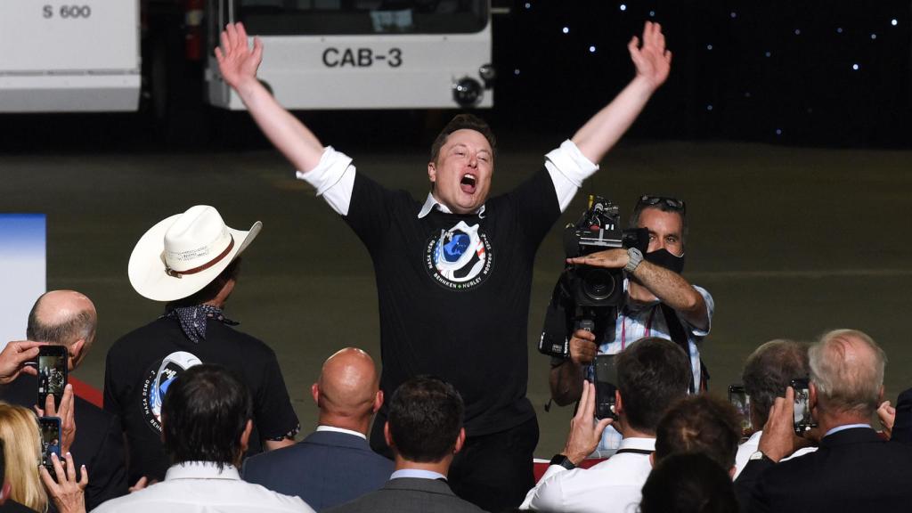 Elon Musk, CEO de SpaceX y X y el hombre más rico del mundo, en mayo de 2020, en Cabo Cañaveral (Florida,  EEUU), tras despegar el cohete Falcon 9.