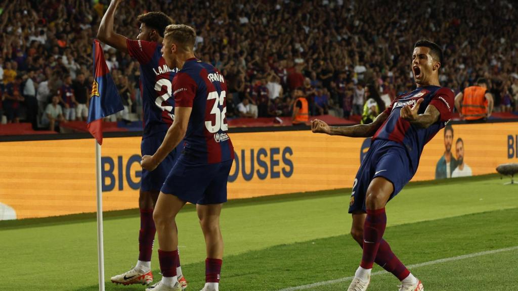 Los jugadores del Barça celebran el gol en propia puerta de Sergio Ramos.