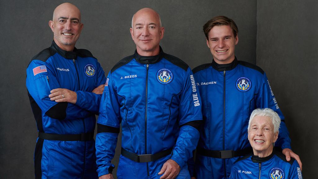 Jeff Bezos, dueño de Amazon, junto a la tripulación del Blue Origin, en julio de 2021.