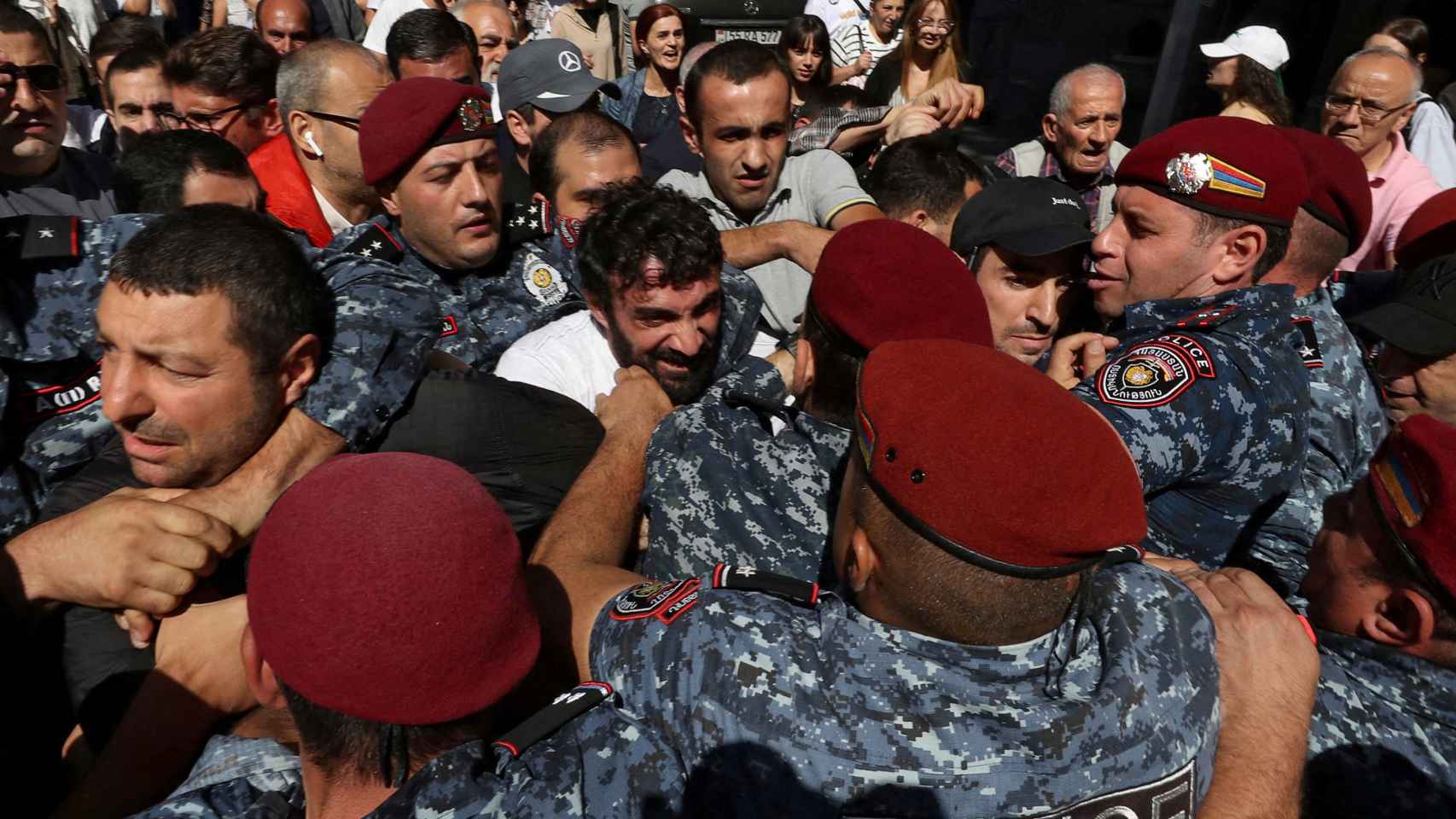 Unos manifestantes por la dimisión de Pashinián se enfrentan a la policía, el 22 de septiembre en Ereván.