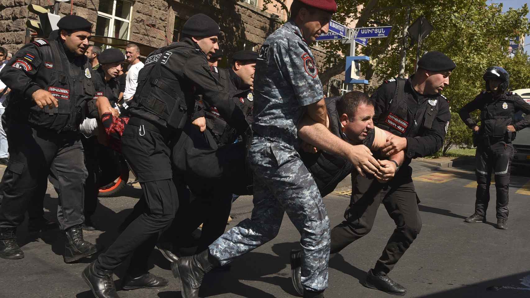 La policía armenia detiene a un hombre durante una protesta, este viernes en Ereván.