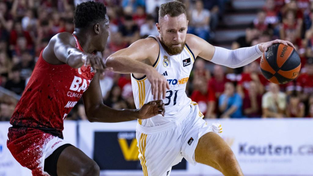 Dzanan Musa realizando una entrada a canasta.