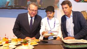 Toni Pérez y Carlos Mazón atienden a las indicaciones del chef del grupo Aurrerra.