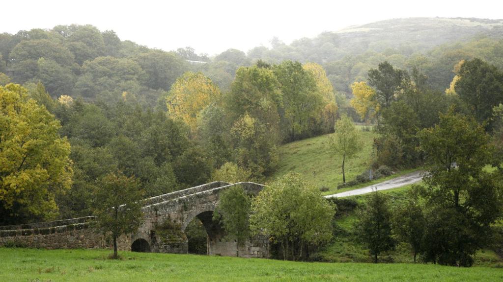 Puente de entrada a Hermisende.