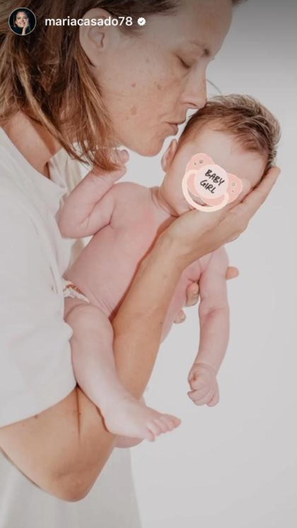 Imágenes del día: María Casado comparte la primera foto junto a su hija,  Daniela, un mes después de su nacimiento