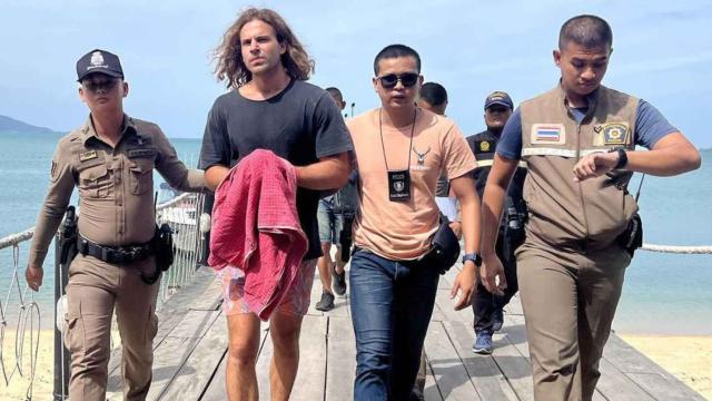 Daniel Sancho escoltado por la policía en el puerto de Koh Samui.