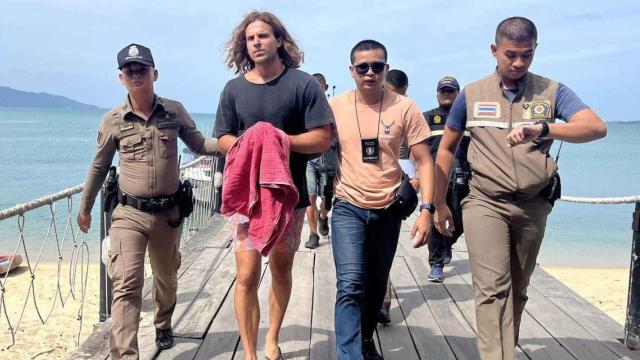 Daniel Sancho escoltado por la policía en el puerto de Koh Samui.