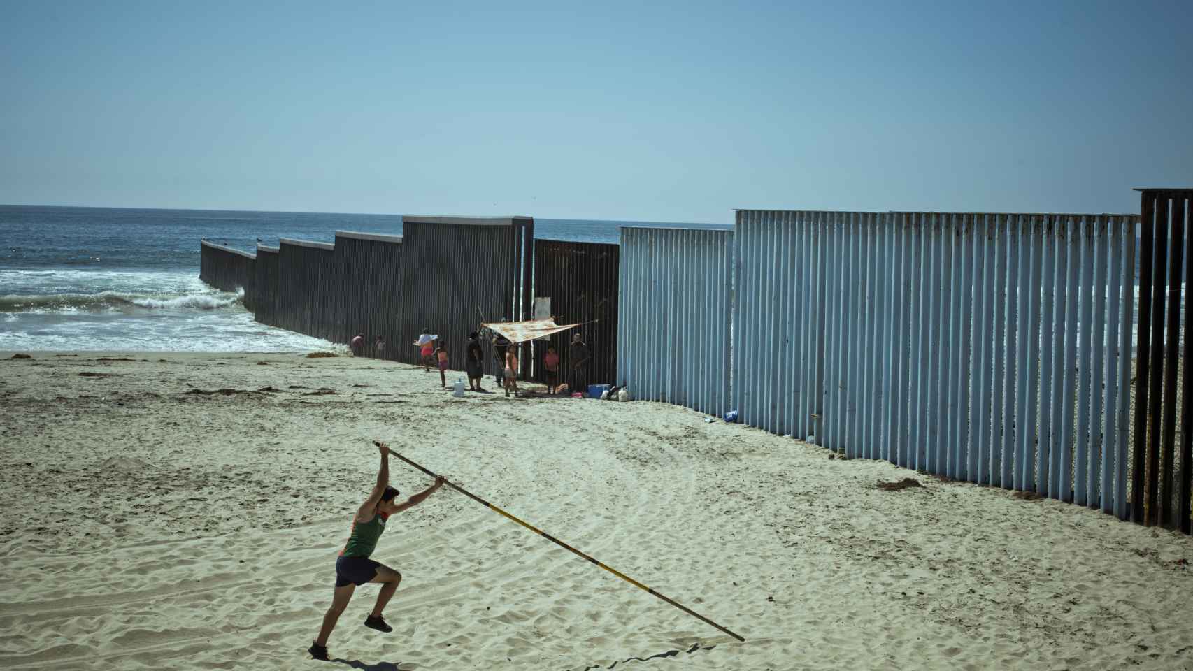 'Inocente pobre amigo (en la playa)', de la serie 'Journey to the Center', 2015 - 2022. Cristina De Middel - Magnum Photos